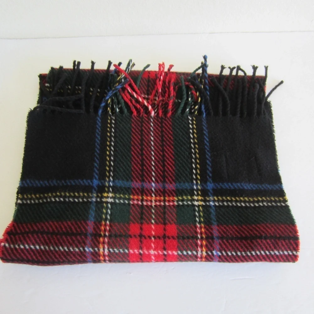 GAP Scraf Men's Tartan‎ Plaid Black/Red 100% Wool Made in Italy Cozy Comfort